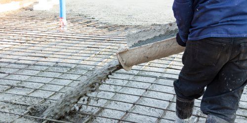 Työmies tekee betonivalua